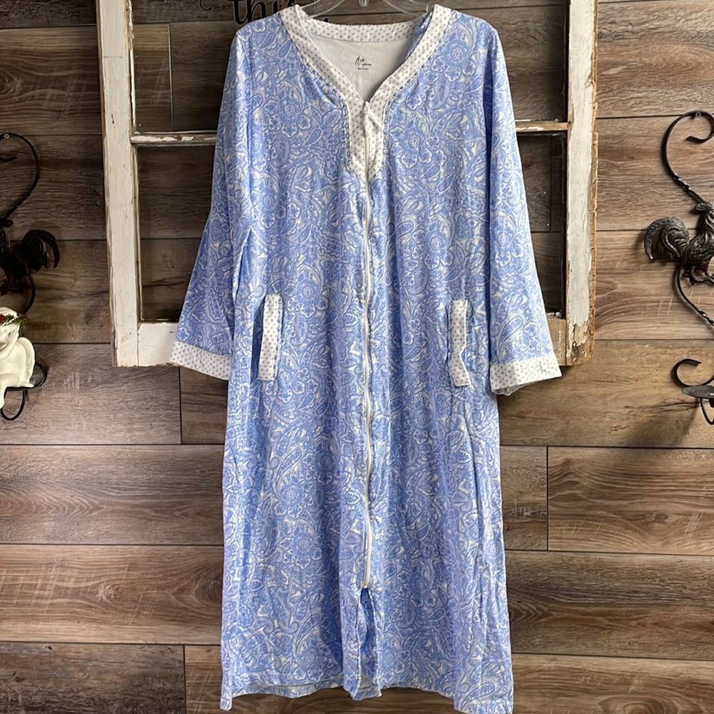 Aria Collection Ladies Nightgown Vintage, Size Small, Blue and White Paisley
